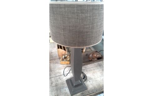 LAMPADAIRE GRIS