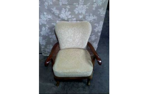SILLA BAJA PARA SENTARSE JUNTO AL FUEGO CLARO