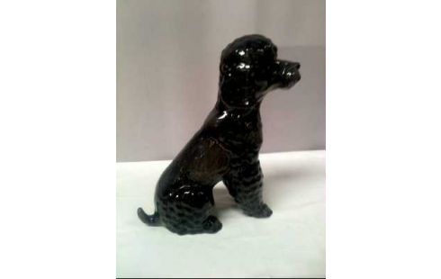 PORZ.FIGUR PUDDEL SCHW. HOCKEND