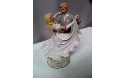 PORZELLANFIGUR BRAUTPAAR TANZEND
