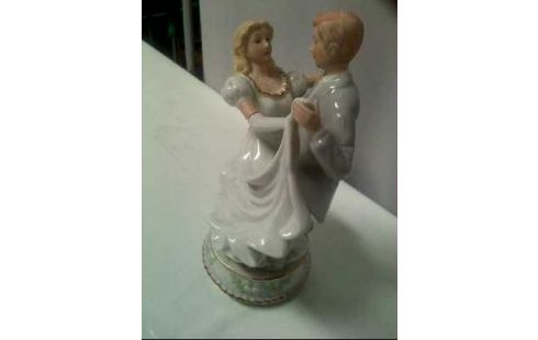 PORZELLANFIGUR BRAUTPAAR TANZEND