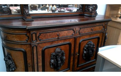 BUFFETKAST. BIEDERMEIER WORTELHOUT