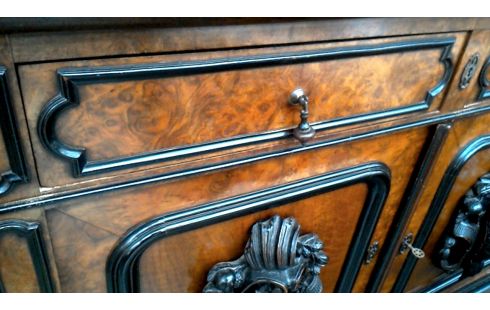 BUFFETKAST. BIEDERMEIER WORTELHOUT