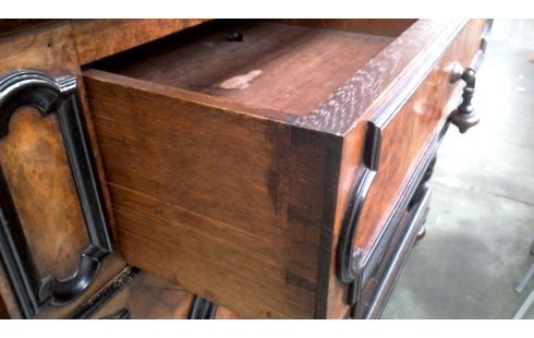 BUFFETKAST. BIEDERMEIER WORTELHOUT