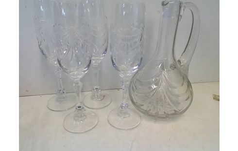 LOT DE 4 FLUTES VERRES AVEC CARAFE