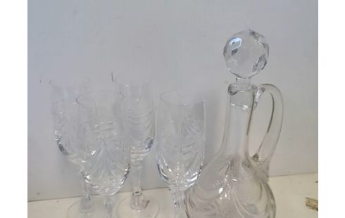LOT DE 4 FLUTES VERRES AVEC CARAFE