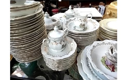 SERVICE DE TABLE PORCELAINE