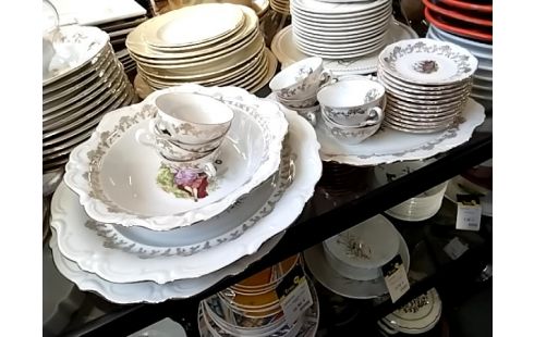 SERVICE DE TABLE PORCELAINE