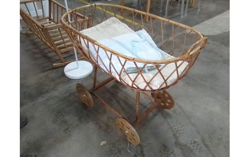 BERCEAU BAMBOU SUR ROULETTES
