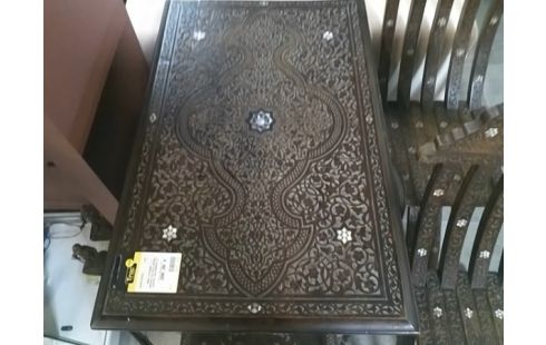 TABLE SYRIENNE + 2 CHAISES XXe BOIS NATUREL SCULPTE CALIGRAPHIE ET DECORS NATUREL INCRUSTATION NACRE TABLE SYRIENNE + 2 CHAISES XXE BOIS NATUREL SCULPTE CALIGRAPHIE ET DECORS NATUREL INCRUSTATION NACRE