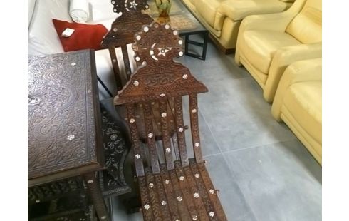 TABLE SYRIENNE + 2 CHAISES XXe BOIS NATUREL SCULPTE CALIGRAPHIE ET DECORS NATUREL INCRUSTATION NACRE TABLE SYRIENNE + 2 CHAISES XXE BOIS NATUREL SCULPTE CALIGRAPHIE ET DECORS NATUREL INCRUSTATION NACRE