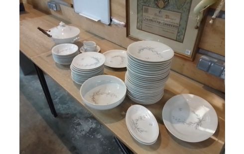 SERVICE DE TABLE LIMOGES SIGNE