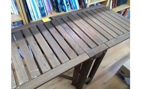 TABLE PLIANTE BOIS AVEC 2 CHAISES PLIANTES BOIS