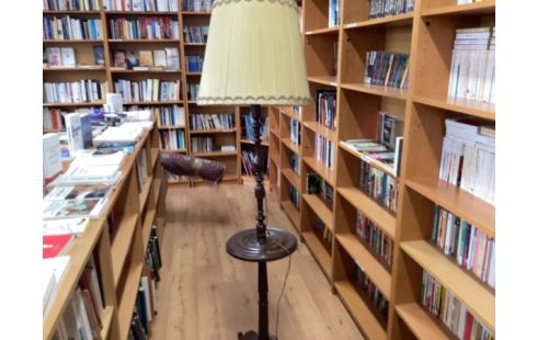 LAMPADAIRE BOIS RUSTIQUE .