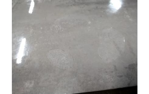 TABLE BASSE GRIS BLANC MODERNE MANQUE VERNIS COINS ABÎMÉS