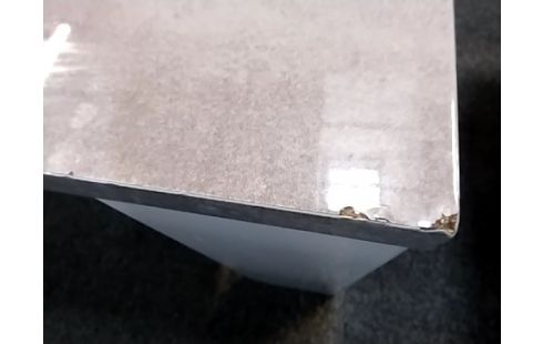 TABLE BASSE GRIS BLANC MODERNE MANQUE VERNIS COINS ABÎMÉS