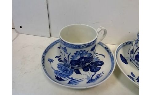 LOT DE 2 TASSES AVEC SOUCOUPES