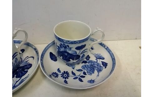 LOT DE 2 TASSES AVEC SOUCOUPES