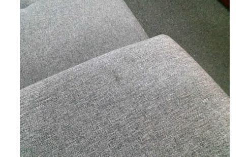 CANAPE TISSU GRIS AVEC 2 POUFS (QLQS TACHES)