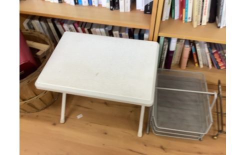 TABLE D’APPOINT PLASTIQUE BLANC