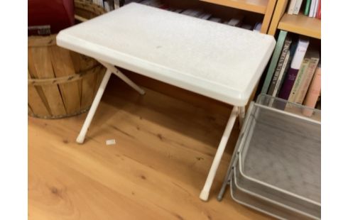 TABLE D’APPOINT PLASTIQUE BLANC