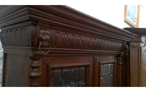 BUFFETKAST. MECHELS EIK GESLEPEN GLAS 4D