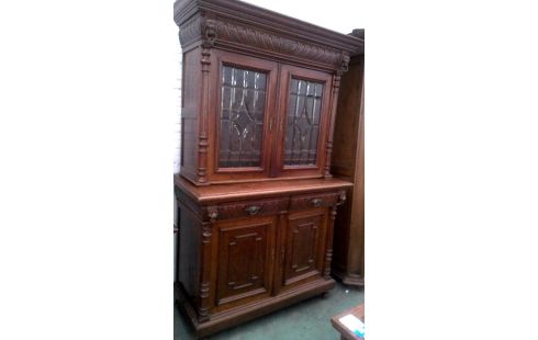 BUFFETKAST. MECHELS EIK GESLEPEN GLAS 4D