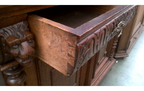 BUFFETKAST. MECHELS EIK GESLEPEN GLAS 4D