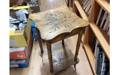 TABLE D'APPOINT GRAVÉE