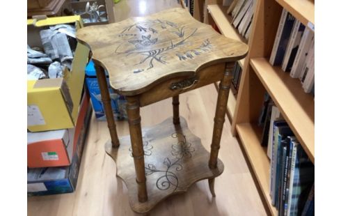 TABLE D'APPOINT GRAVÉE