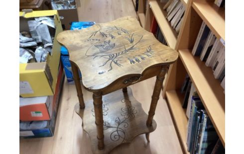 TABLE D'APPOINT GRAVÉE