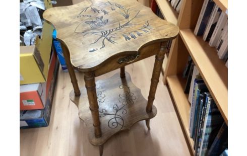 TABLE D'APPOINT GRAVÉE