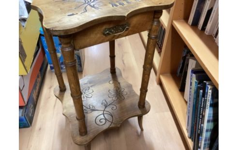 TABLE D'APPOINT GRAVÉE