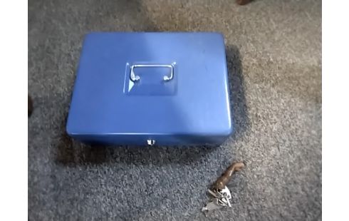 CAISSE BLEUE METAL AVEC CLE