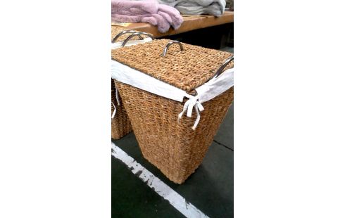 WÄSCHEKORB. RATTAN DAS STÜCK