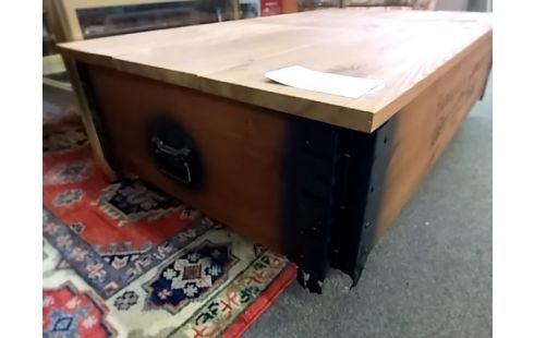 TABLE BASSE Coffre pin et metal