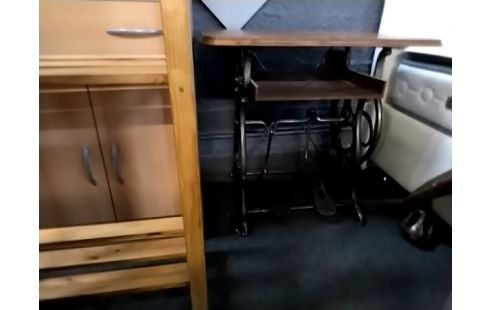 TABLE MACHINE A COUDRE A PEDALES POUR DÉCORATION