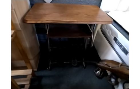 TABLE MACHINE A COUDRE A PEDALES POUR DÉCORATION