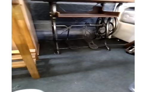TABLE MACHINE A COUDRE A PEDALES POUR DÉCORATION