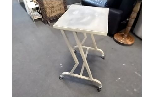 TABLE D'APPOINT EN METAL ECRU TUVAMI SUR ROULETTES