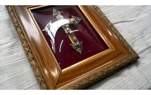 CADRE, , CRUCIFIX BOMBE GLACE