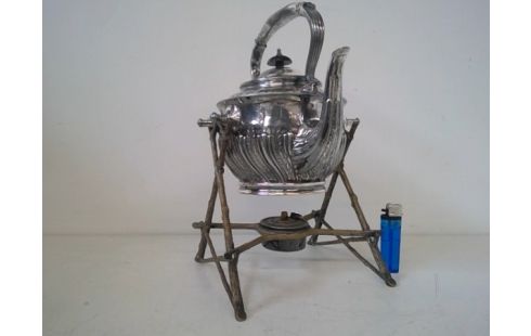 THEEPOT VERZILVERD OP  KOPER STAANDER