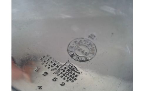 THEEPOT VERZILVERD OP  KOPER STAANDER