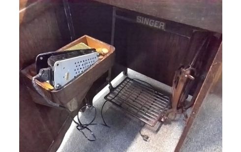 MEUBLE AVEC MACHINE A COUDRE SINGER