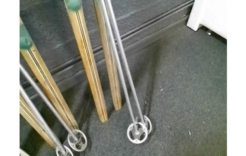 PAIRE DE SKI AVEC BATON