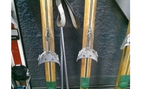 PAIRE DE SKI ANCIEN AVEC BATONS
