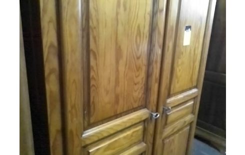 ARMOIRE 2P PIN AVEC ETAGERES ET PENDERIE (QLQS RAYURES)