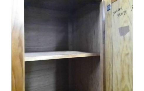 ARMOIRE 2P PIN AVEC ETAGERES ET PENDERIE (QLQS RAYURES)