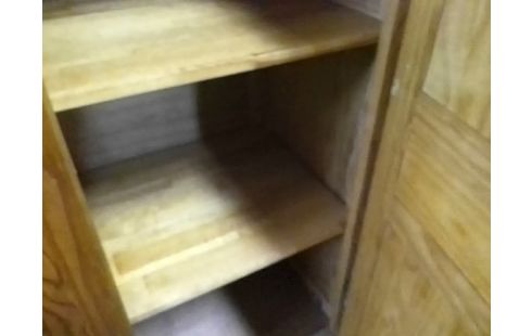 ARMOIRE 2P PIN AVEC ETAGERES ET PENDERIE (QLQS RAYURES)