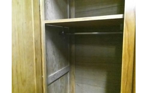 ARMOIRE 2P PIN AVEC ETAGERES ET PENDERIE (QLQS RAYURES)